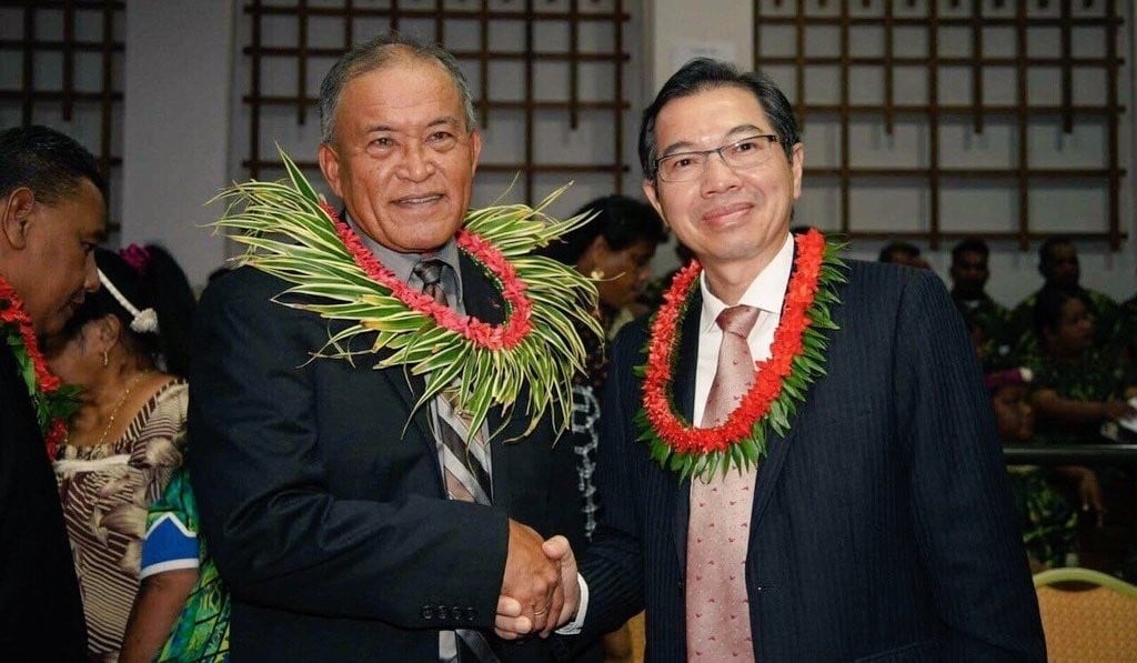 The Marshall Islands’ new president David Kabua (left) is congratulated by Jeffrey Shengzhong Hsiao, Taiwan’s ambassador to the Marshall Islands, on Monday. Photo: Twitter