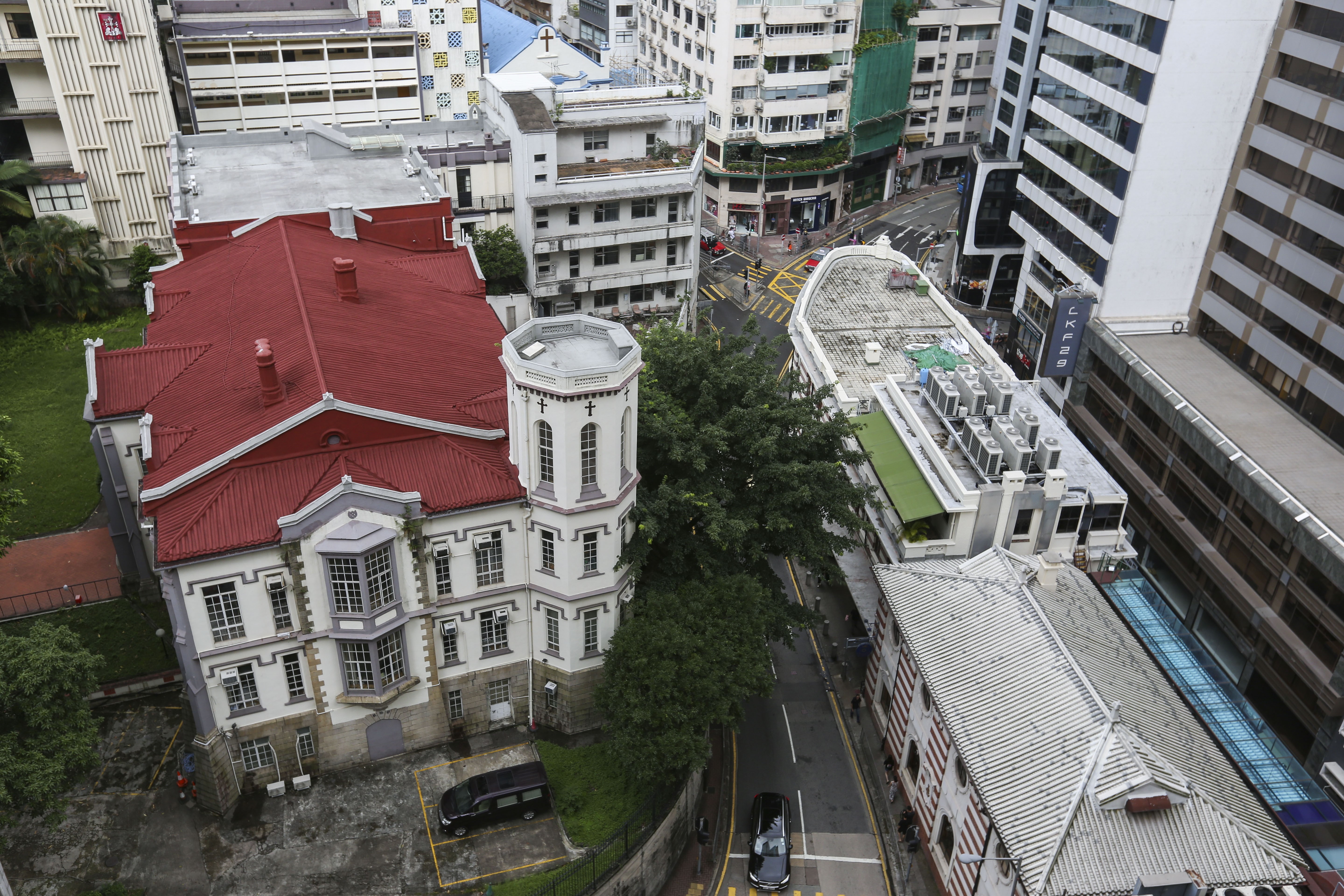 Hong Kong’s Anglican church proposed to build a 25-storey hospital building in the compound that includes Bishop’s House (left), listed as a grade one building by the Antiquities Advisory Board, on 1 Lower Albert Road, Central. Photo: Xiaomei Chen