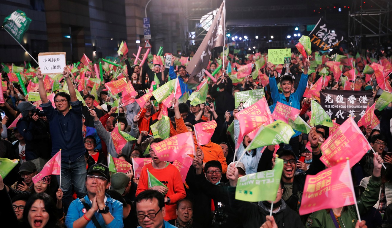 Supporters of Taiwan President Tsai Ing-wen celebrate the preliminary results at a rally outside the Democratic Progressive Party (DPP) headquarters in Taipei, Taiwan January 11, 2020. REUTERS/Tyrone Siu