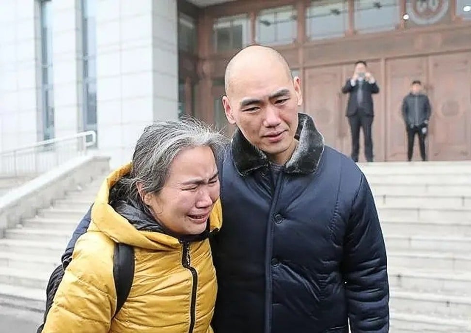 Zhang Zhichao is greeted by his mother after being freed by the Shandong provincial high court. Photo: Weibo