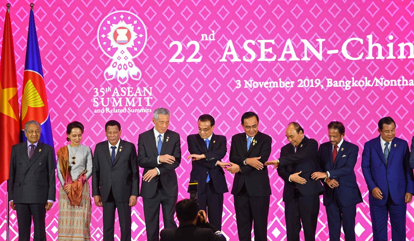 China's Premier Li Keqiang (C) poses for a group photo with Malaysia's Prime Minister Mahathir Mohamad, Myanmar's State Counsellor Aung San Suu Kyi, Philippines' President Rodrigo Duterte, Singapore's Prime Minister Lee Hsien Loong, and then Thailand's Prime Minister Prayuth Chan-ocha, Vietnam's Prime Minister Nguyen Xuan Phuc, Brunei's Sultan Hassanal Bolkiah and Cambodia's Prime Minister Hun Sen, during the Asean-China summit in Bangkok in 2019. Photo: AFP