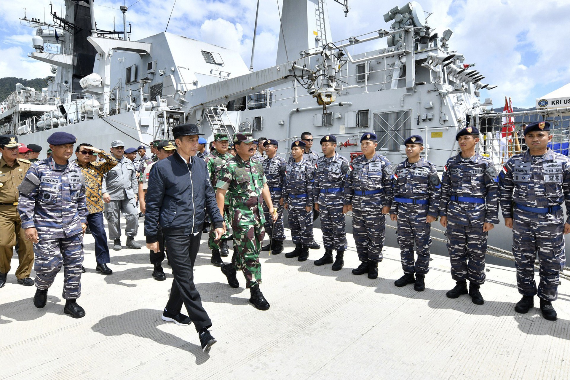 Indonesian President Joko Widodo, left, inspects troops during a visit to the Natuna Islands on January 8, 2020. Photo: Handout via AP
