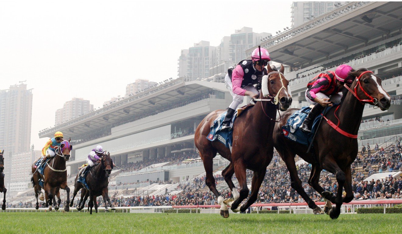 Beauty Generation (inside) and Waikuku race up the Sha Tin straight.