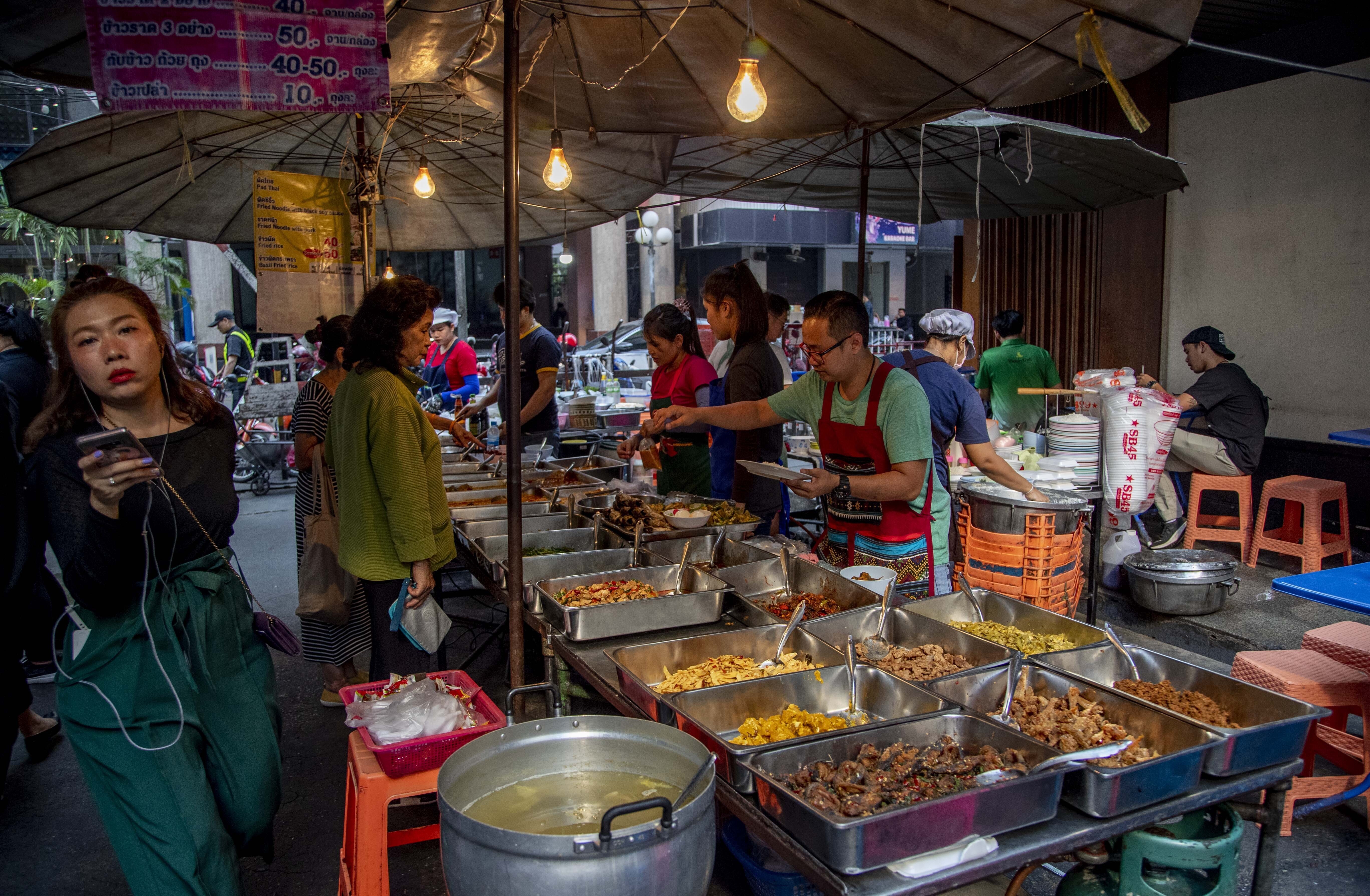 Bangkok street food stalls struggle to give up plastic bags as ban