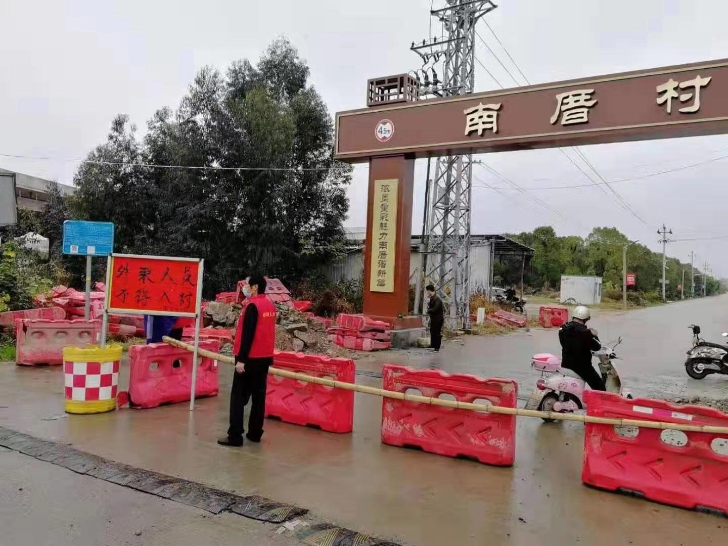 Many cities and provinces have put up roadblocks to keep out people from Hubei. Photo: Handout