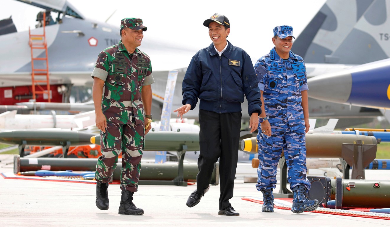 Indonesia's president, Joko Widodo (centre), along with Military Chief Gatot Nurmantyo (left) and Air Force Commander Agus Supriatna (right) during a military exercise on Natuna Island in October 2016. Photo: Reuters