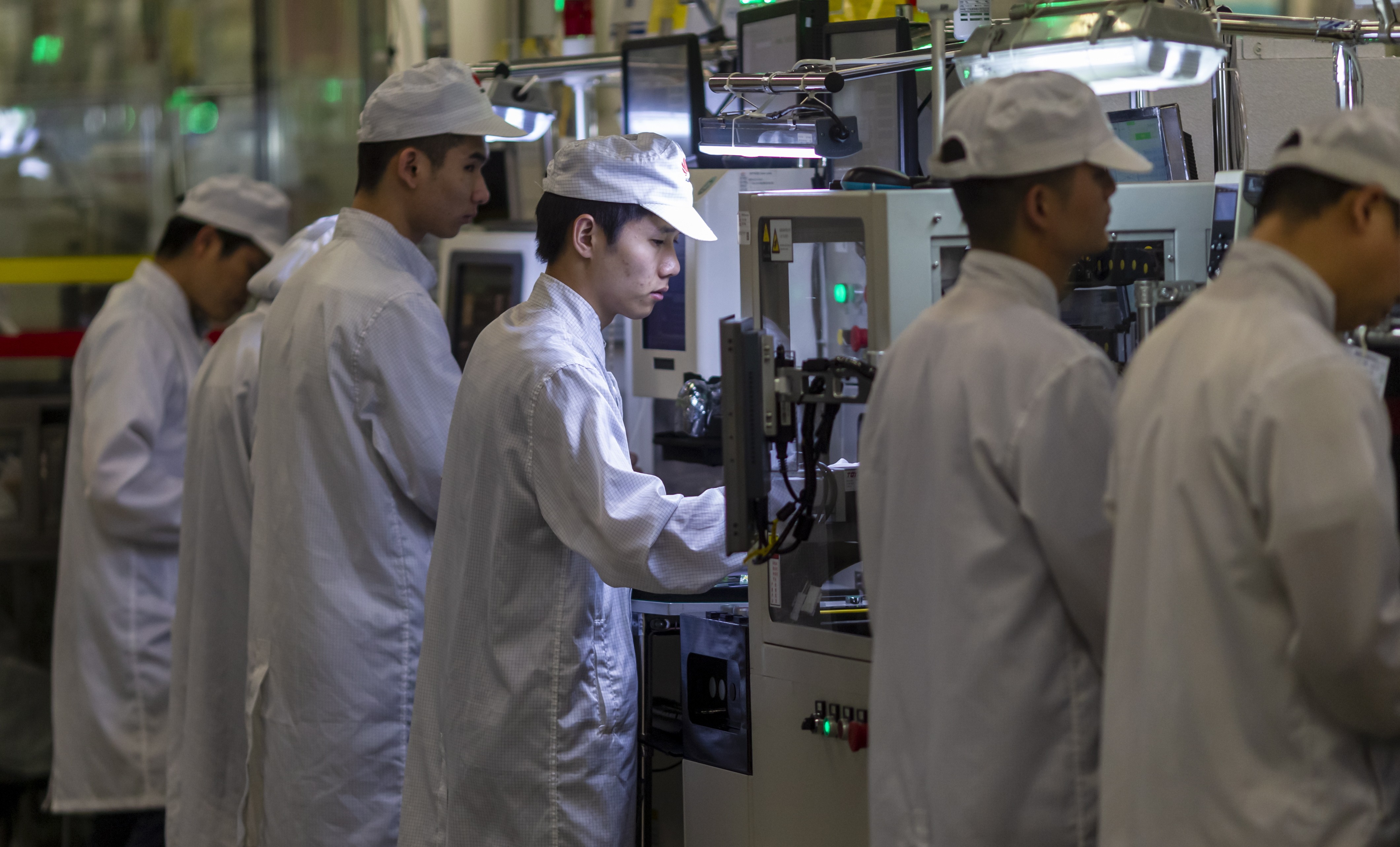 Men work at an assembly line in a factory of telecoms giant Huawei in Dongguan, Guangdong province, China, 2019. Photo: EPA-EFE