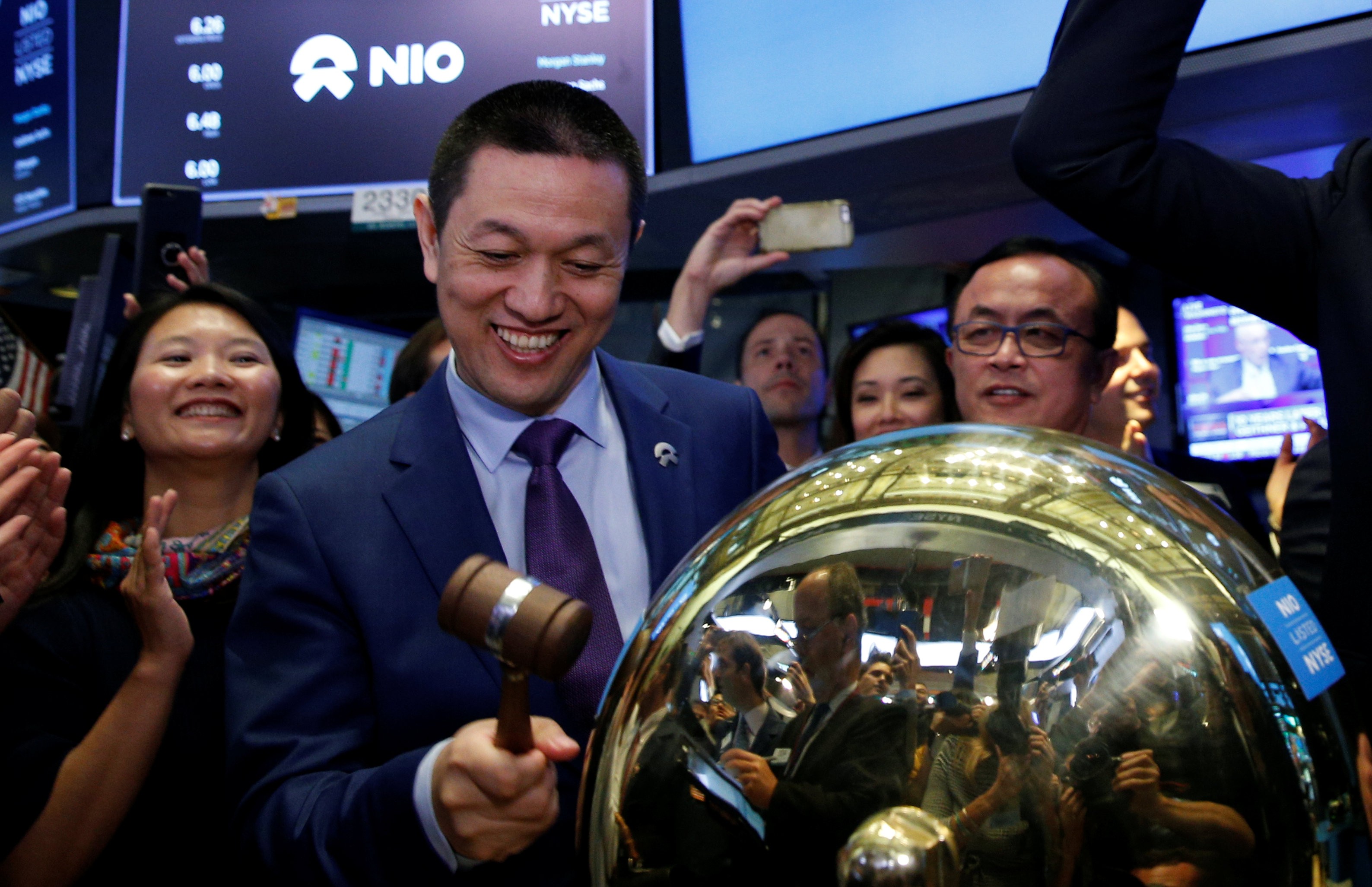 William Li Bin, CEO of Chinese electric vehicle start-up NIO, rings the ceremonial bell for trading to begin on the New York Stock Exchange floor on September 12, 2018. Photo: Reuters