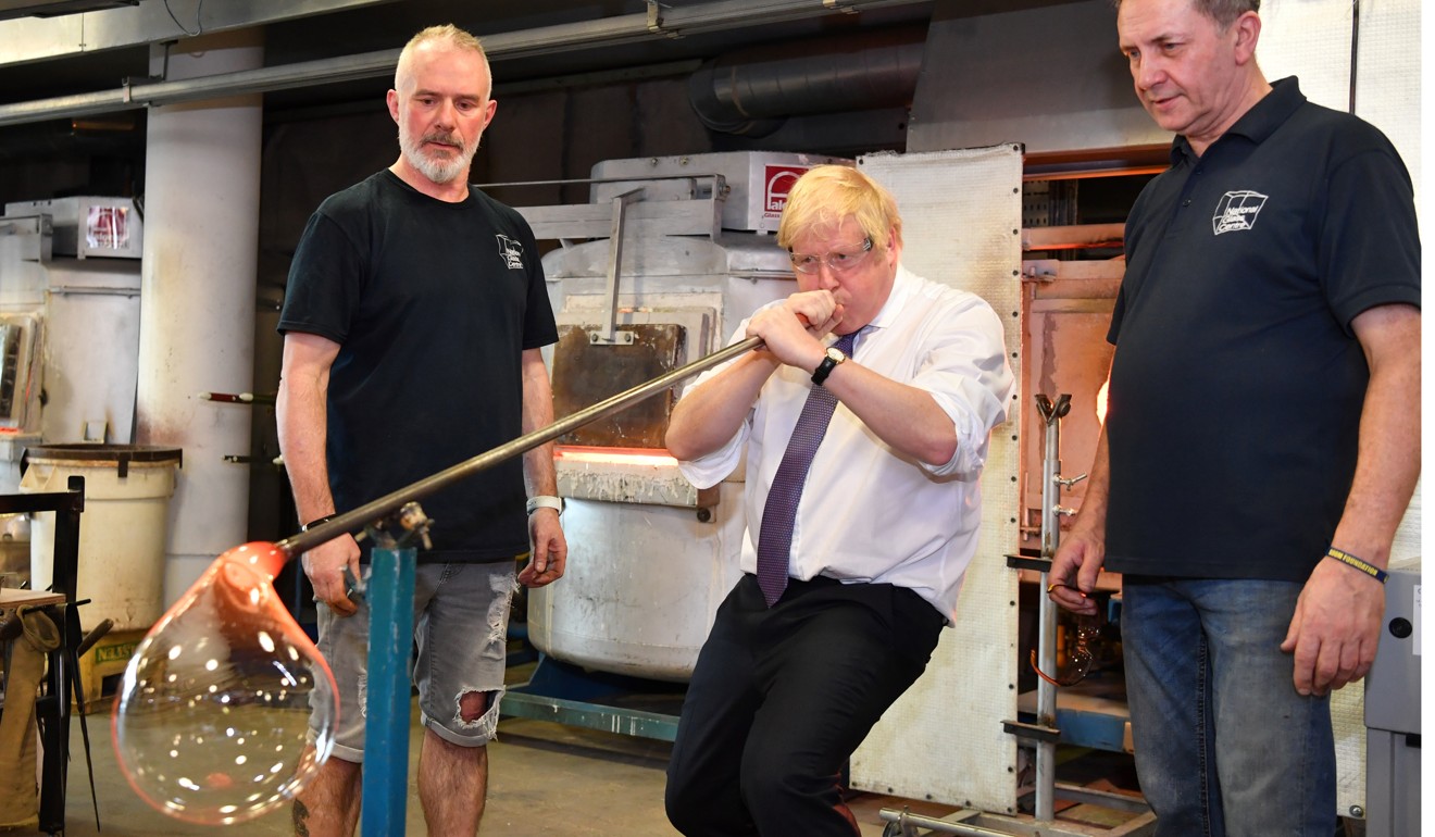 Prime Minister Boris Johnson makes glass. Photo: DPA
