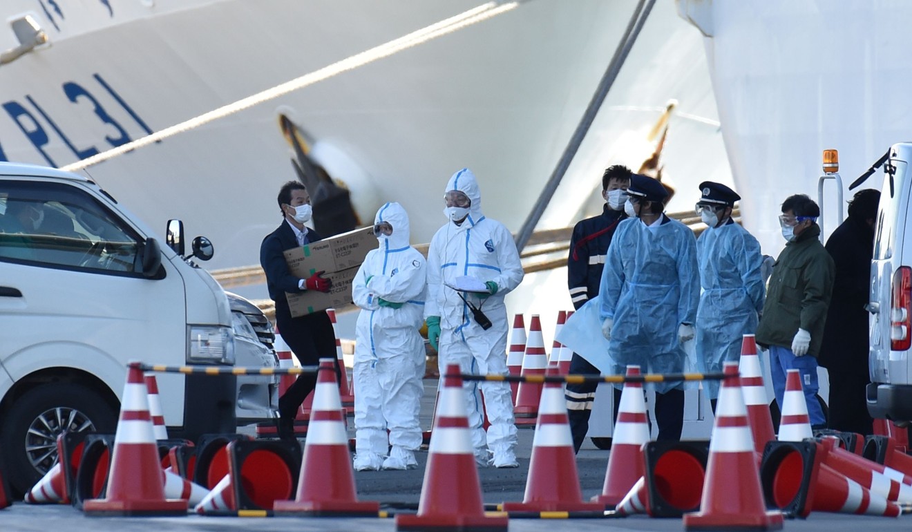Personnel clad in protective gears prepare to carry out patients on board the Diamond Princess cruise ship in Yokohama on February 6, 2020. Photo: AFP