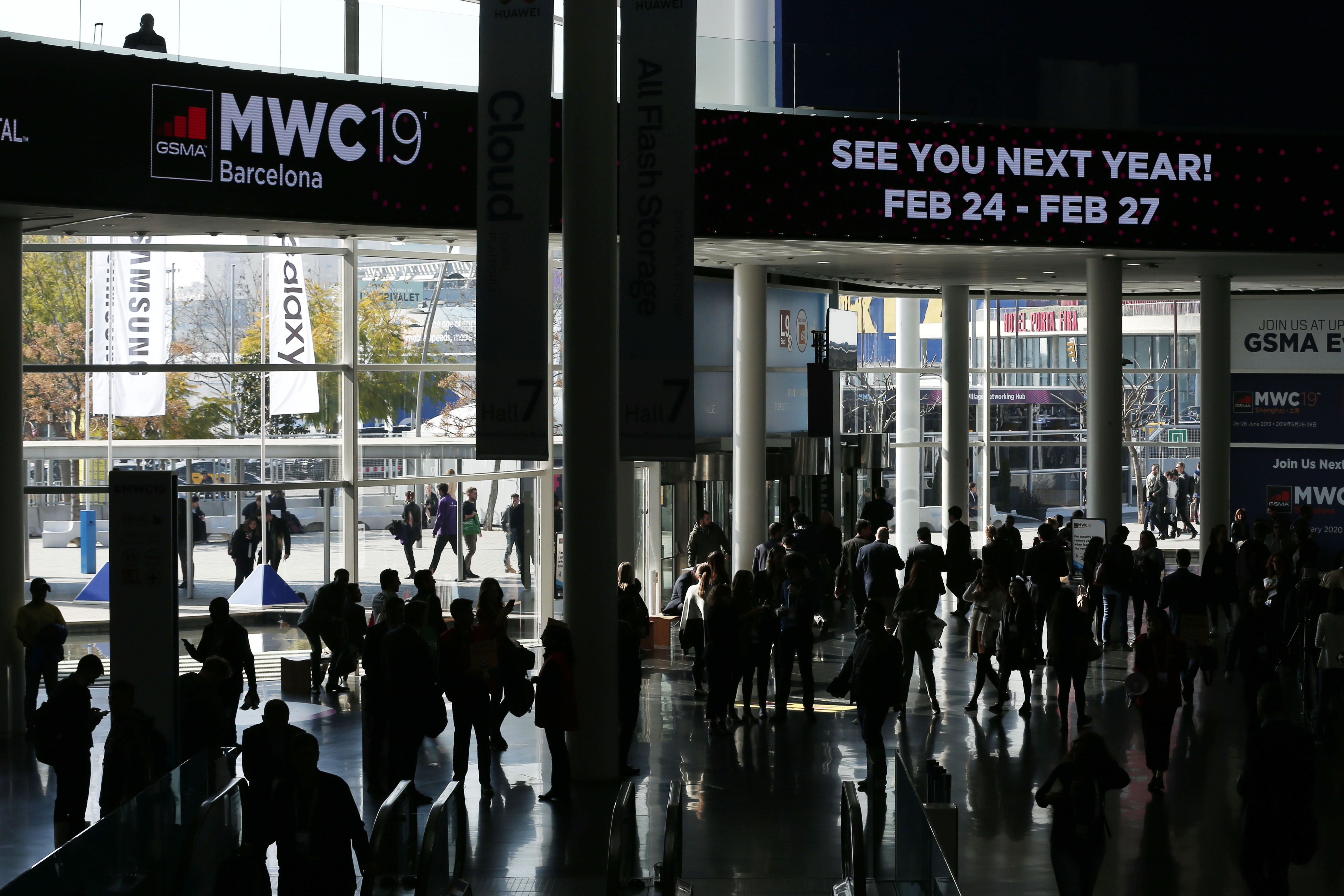 Attendees leave the MWC Barcelona venue on February 28, 2019. Photo: Agence France-Presse