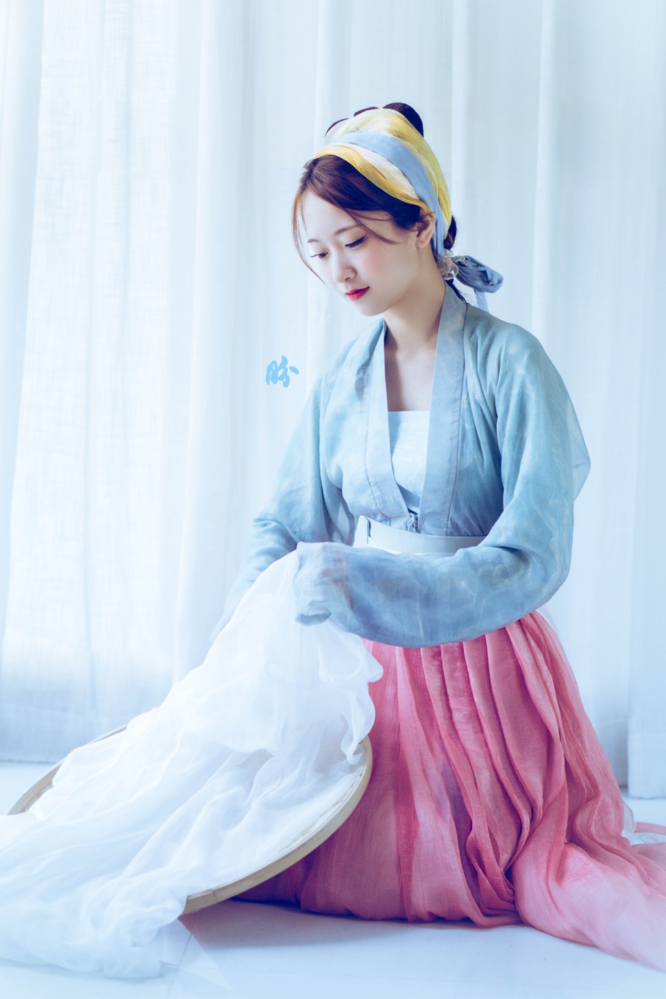 A Hanfugirl depicting Xi Shi in her peasant form, washing textiles and silk by the river. Photo: Hanfugirls Collective