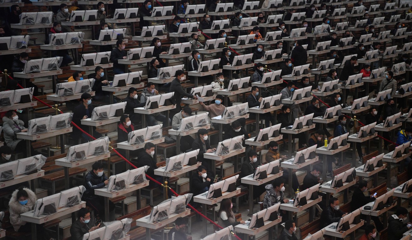 Traders wearing face masks at a flower auction in Kunming in Yunnan province, China. Photo: Reuters