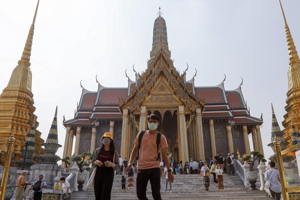 Mask-clad tourists visit the Grand Palace in Bangkok on February 1, 2020. Photo: EPA-EFE