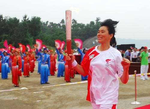 Pei Jiayun joins the 2008 Beijing Olympics torch run when it arrives Hubei Province. Photo: Hangout