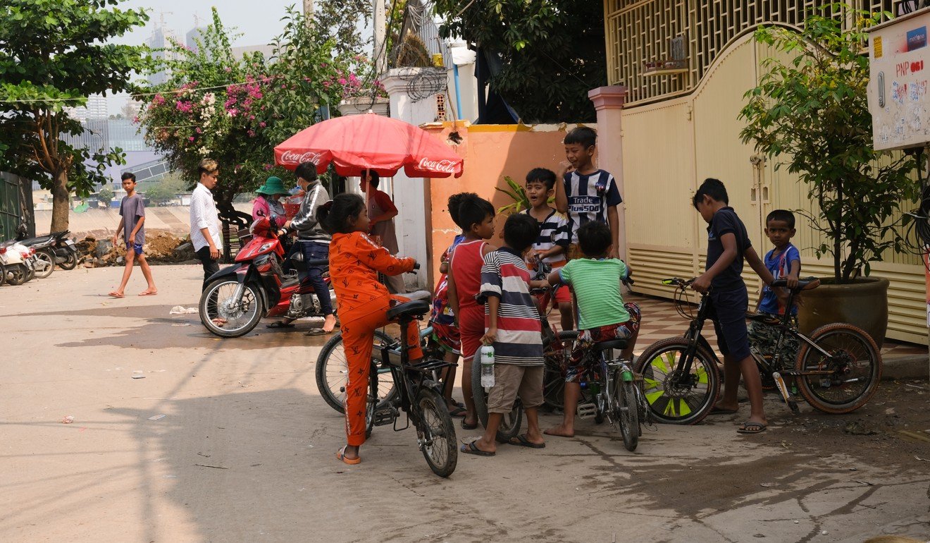 A mixed group of Khmer and Vietnamese children play on a street corner in Chbar Ampov. Photo: Peter Ford