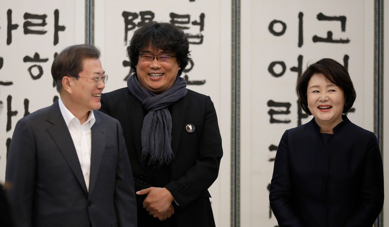 Oscar award-winning film Parasite director Bong Joon-ho (C) with South Korean President Moon Jae-in in Seoul. Photo: AFP