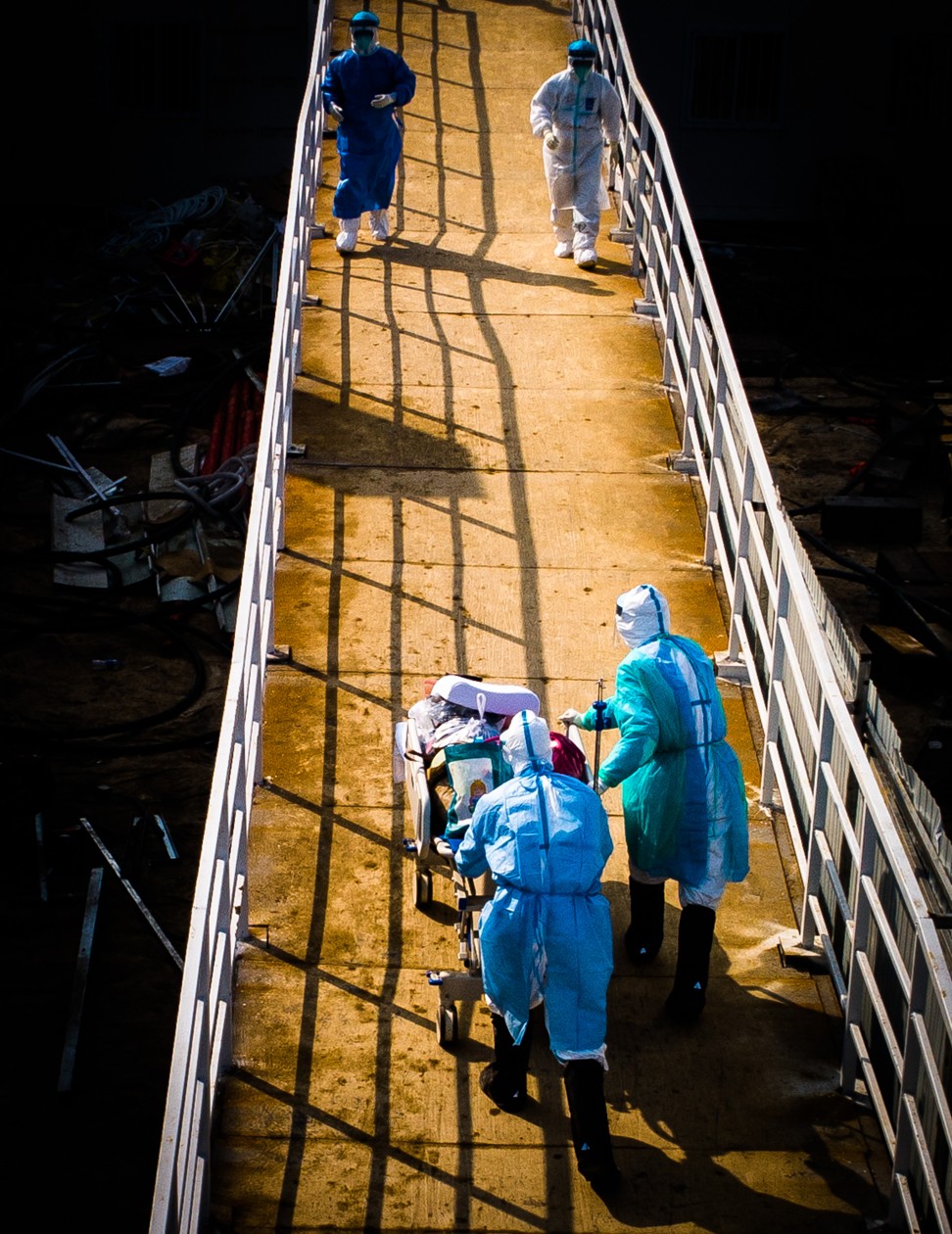 Medical workers help patients move into an isolation ward at a hospital in Wuhan. Photo: Xinhua