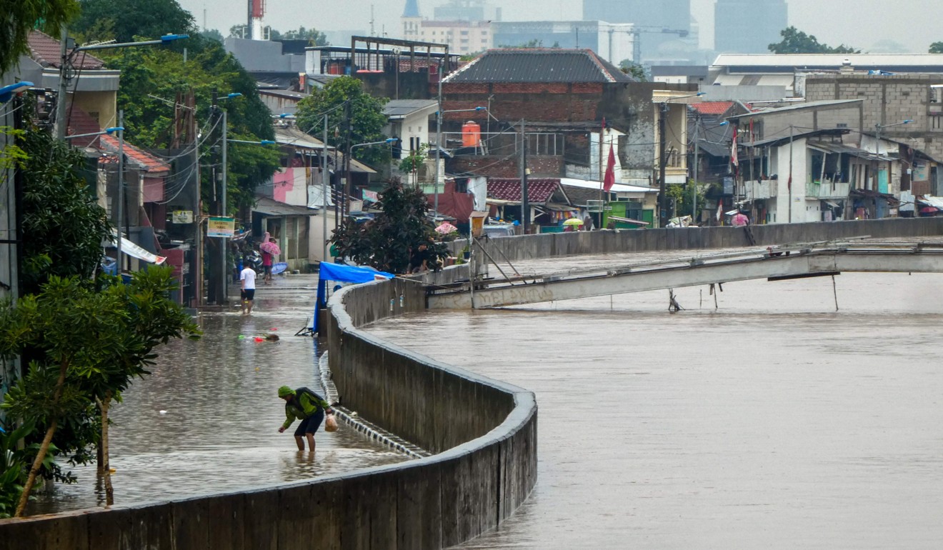 Jakarta paralysed by heavy floods, affecting thousands of homes and ...