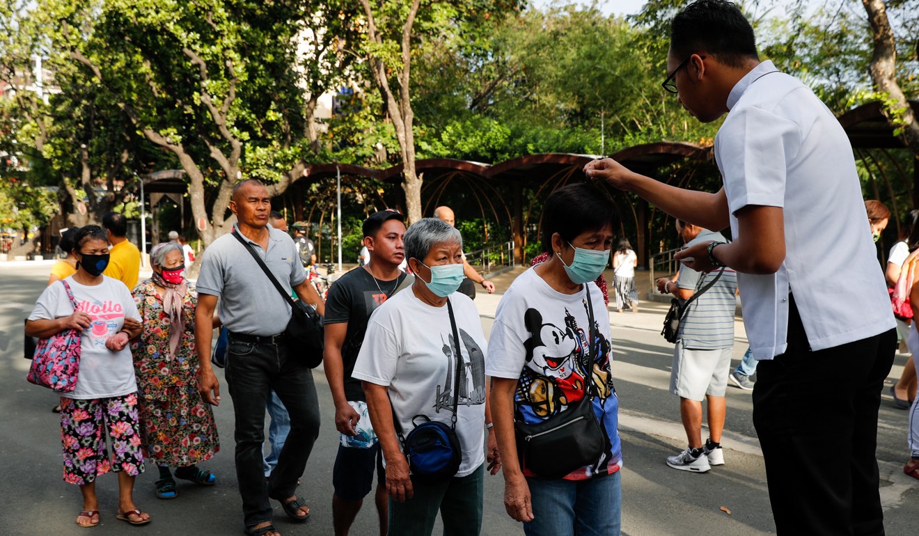 Filipino Catholics lineup to receive ash on top of their heads to mark Ash Wednesday. Photo: EPA