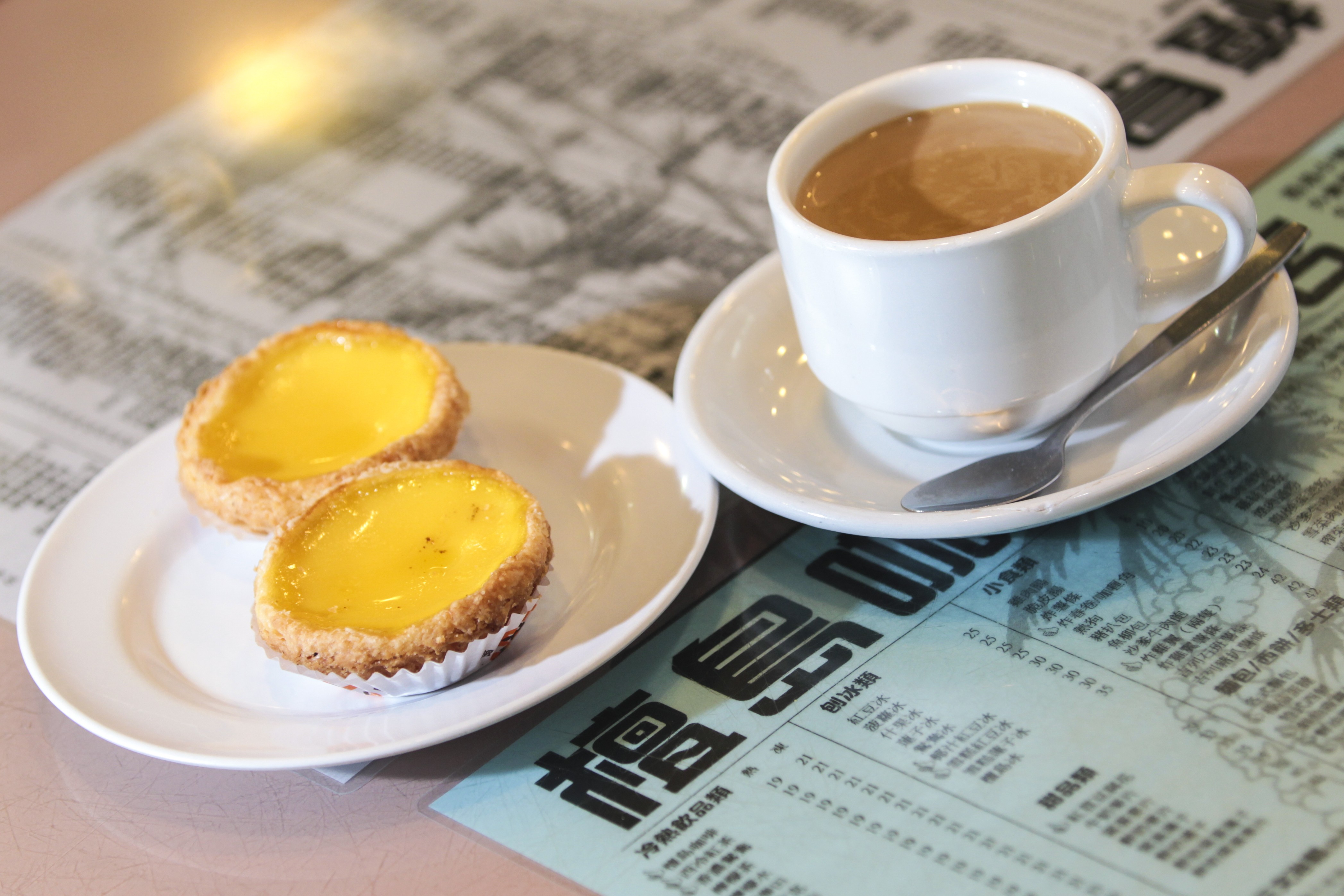If you are having difficulty deciding on whether coffee or tea would best accompany your traditional egg tarts, then try yuen yeung – the coffee-tea hybrid popular throughout Hong Kong. Photo: SCMP
