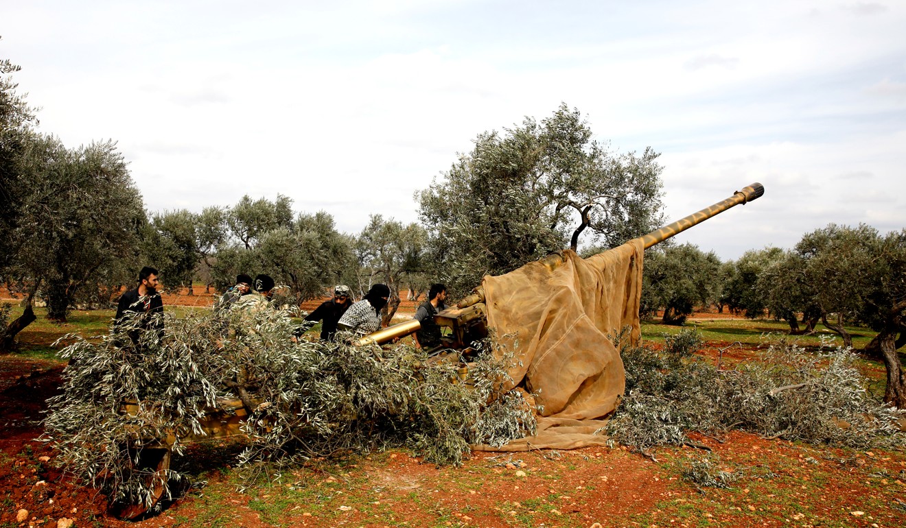 Syrian fighters load an artillery near Idlib. Photo: Reuters