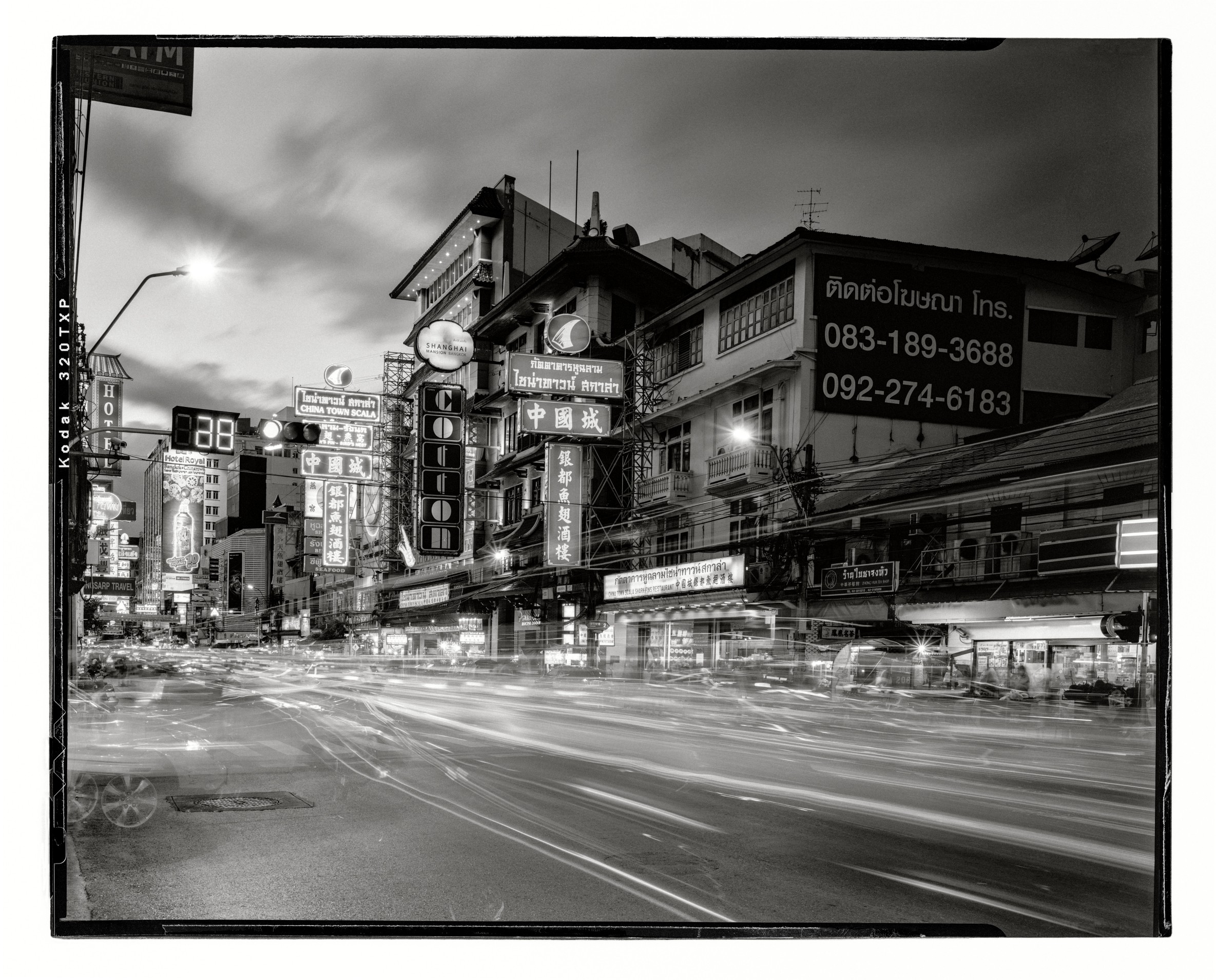 マニット・スリワニチプーン写真集BANGKOK IN BLACK & WHITE Bangkok photos of old districts and architecture pay homage to