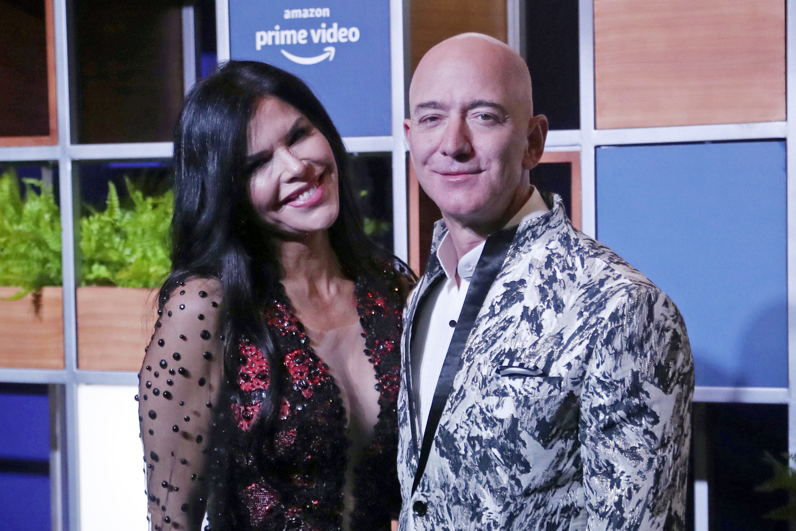 Amazon CEO Jeff Bezos, seen with his girlfriend Lauren Sanchez in Mumbai on January 16, remains the world’s richest billionaire. But his wealth has shrunk from US$135 billion to US$128 billion. Photo: AP