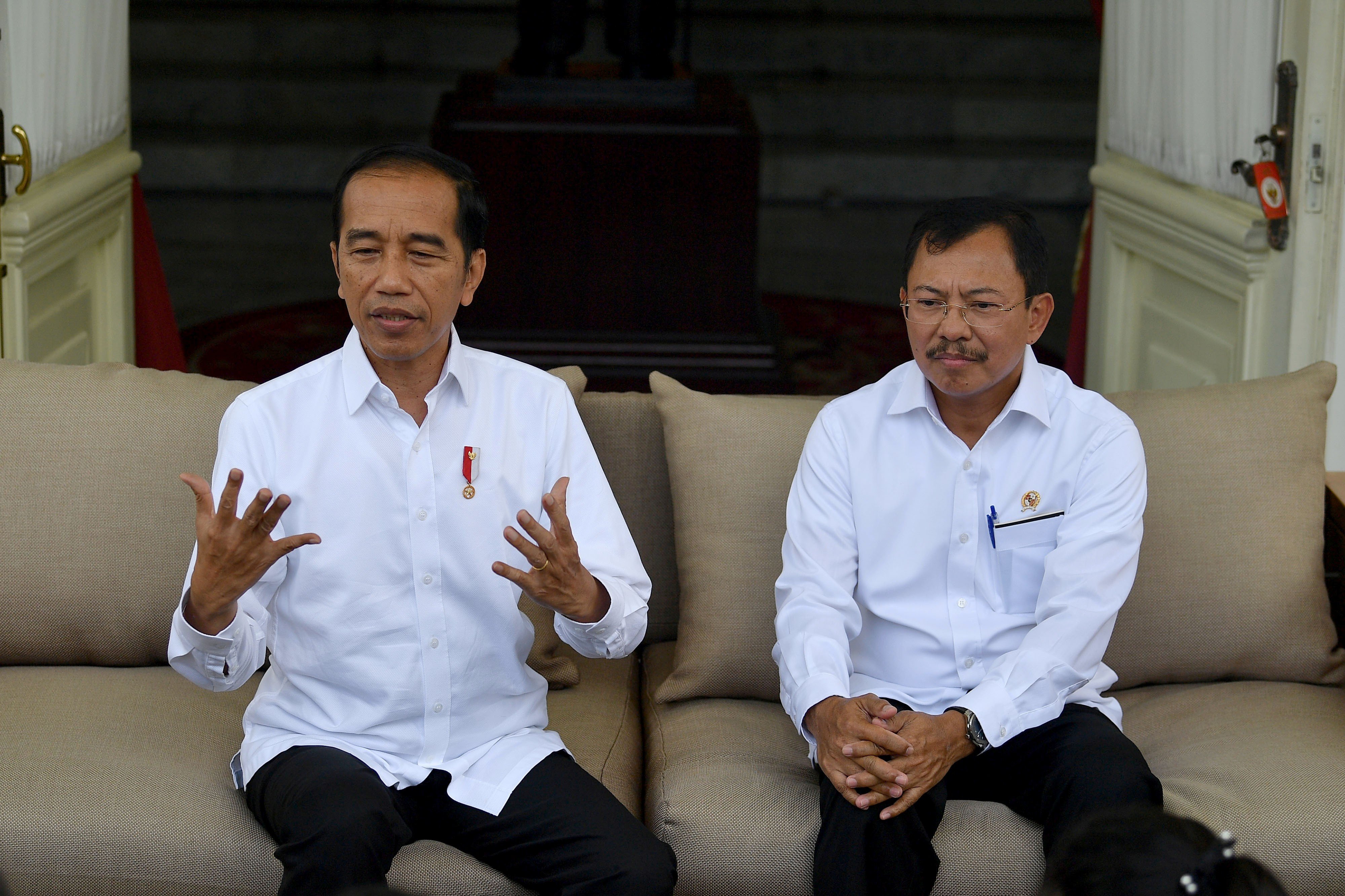Indonesian President Joko Widodo, commonly known as Jokowi, and Health Minister Terawan Agus Putranto brief the media on the coronavirus outbreak. Photo: Reuters