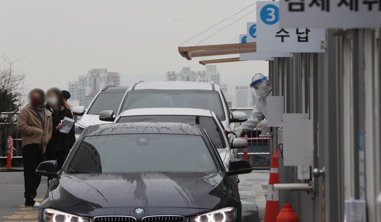 Des voitures attendent en ligne dans un centre de test Covid-19 au centre médical de l'Université de Yeungnam à Daegu, en Corée du Sud. Photo: EPA-EFE