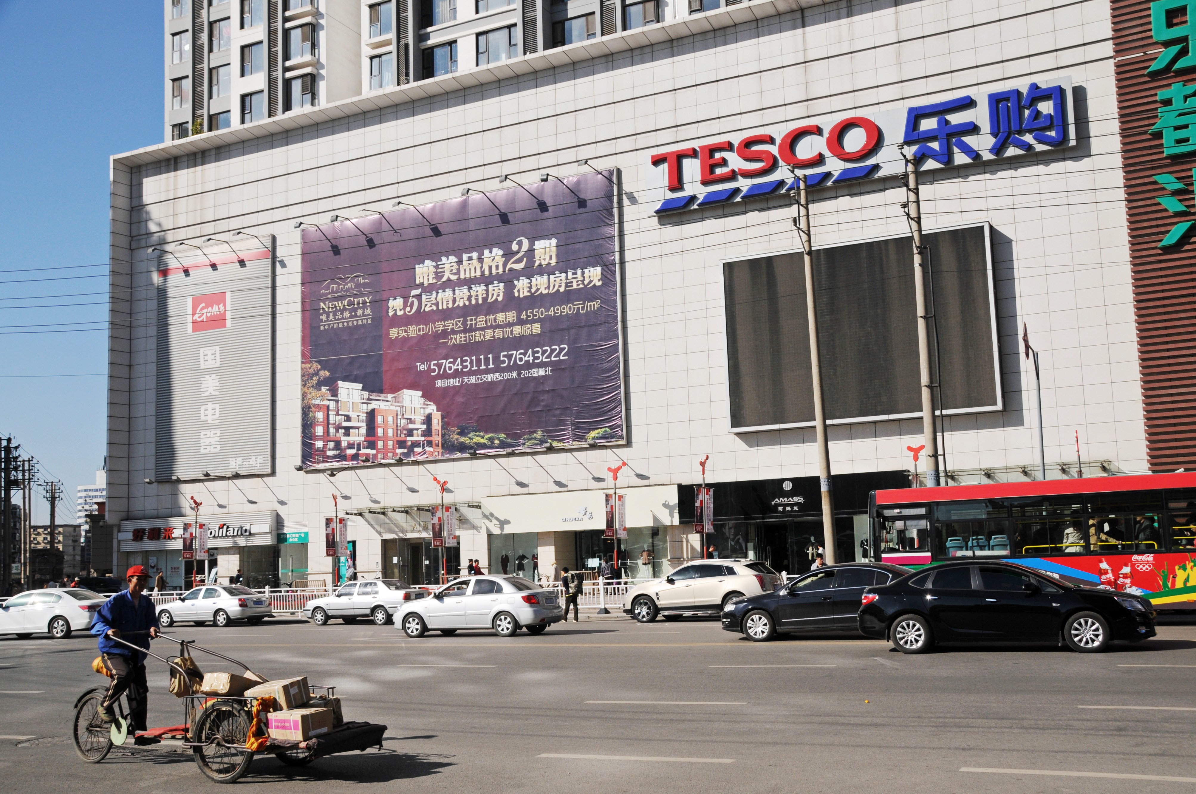 A Tesco shopping complex in Fushun, northeast China. The British grocery retailer Tesco became the latest to pull back from Asia after it agreed to sell its Thailand and Malaysia businesses to CP Group. Photo: SCMP