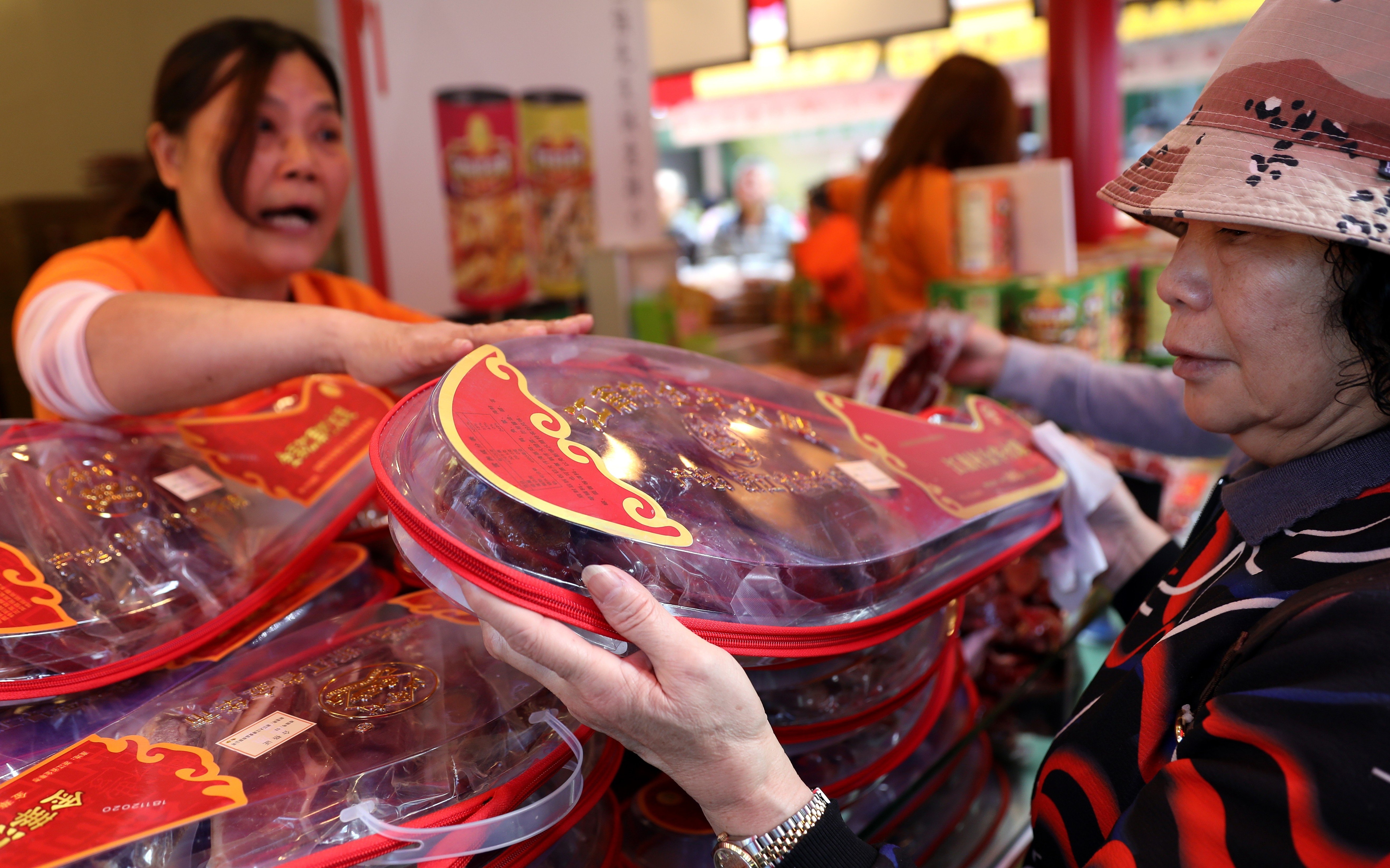Bargain-hunters check out products on sale on December 10, the first day of the 2019 Hong Kong Brands and Products Expo in Victoria Park, Causeway Bay. Photo: Nora Tam