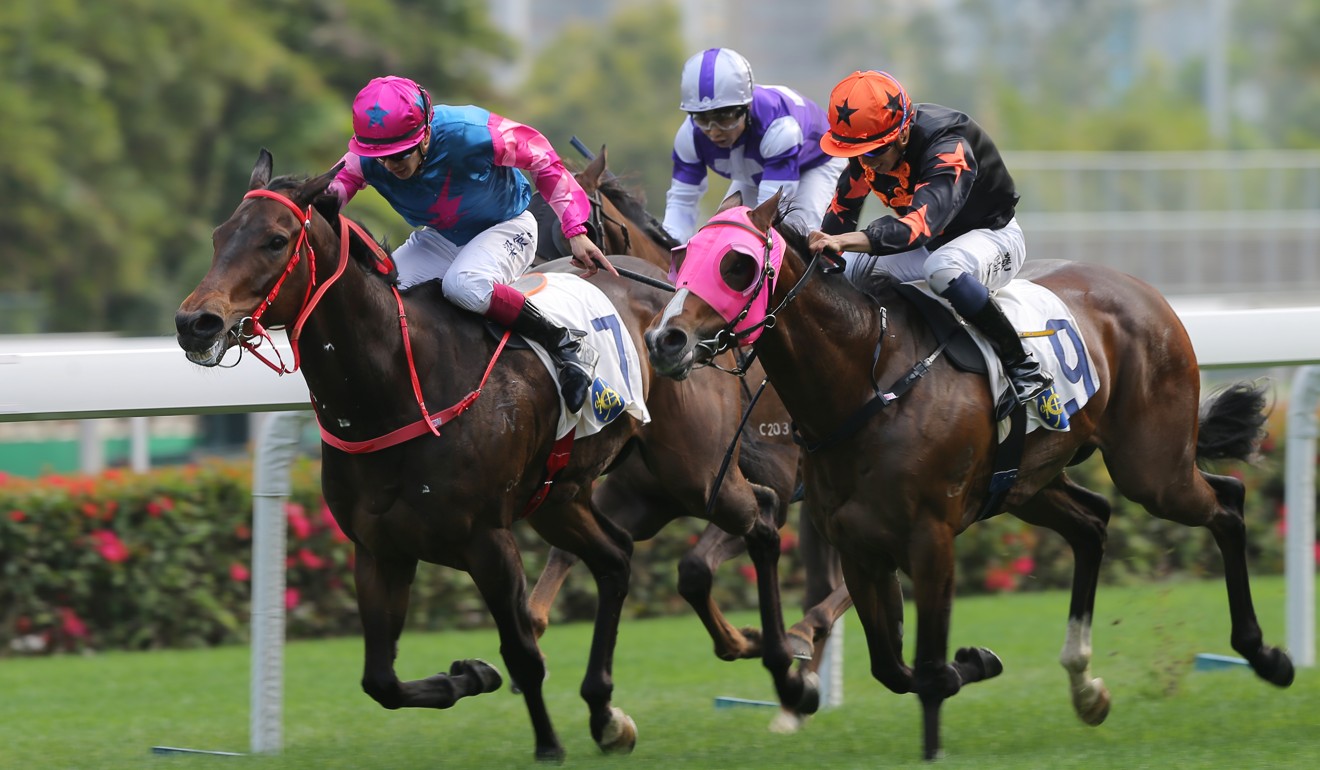 Derek Leung and Smoothies (inside) kick to win at Sha Tin.