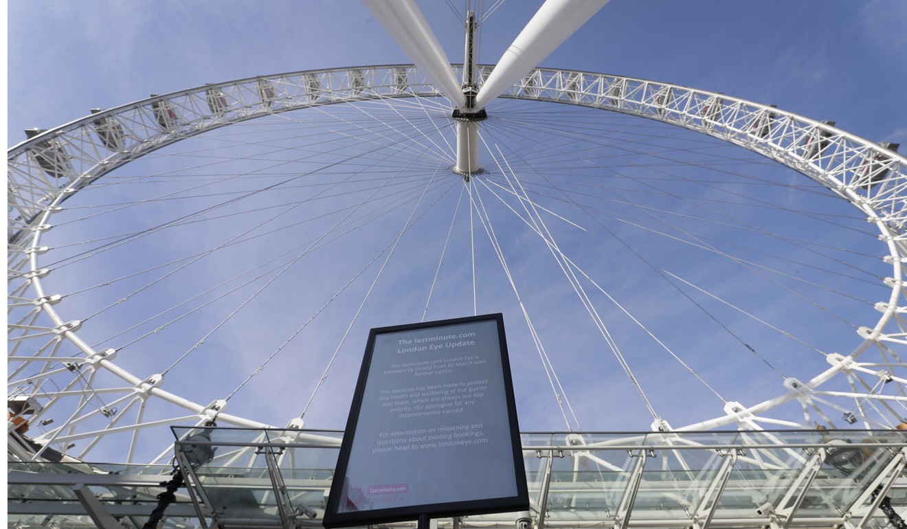 A sign warns of the closure of The London Eye tourist attraction on Sunday. Photo: AP