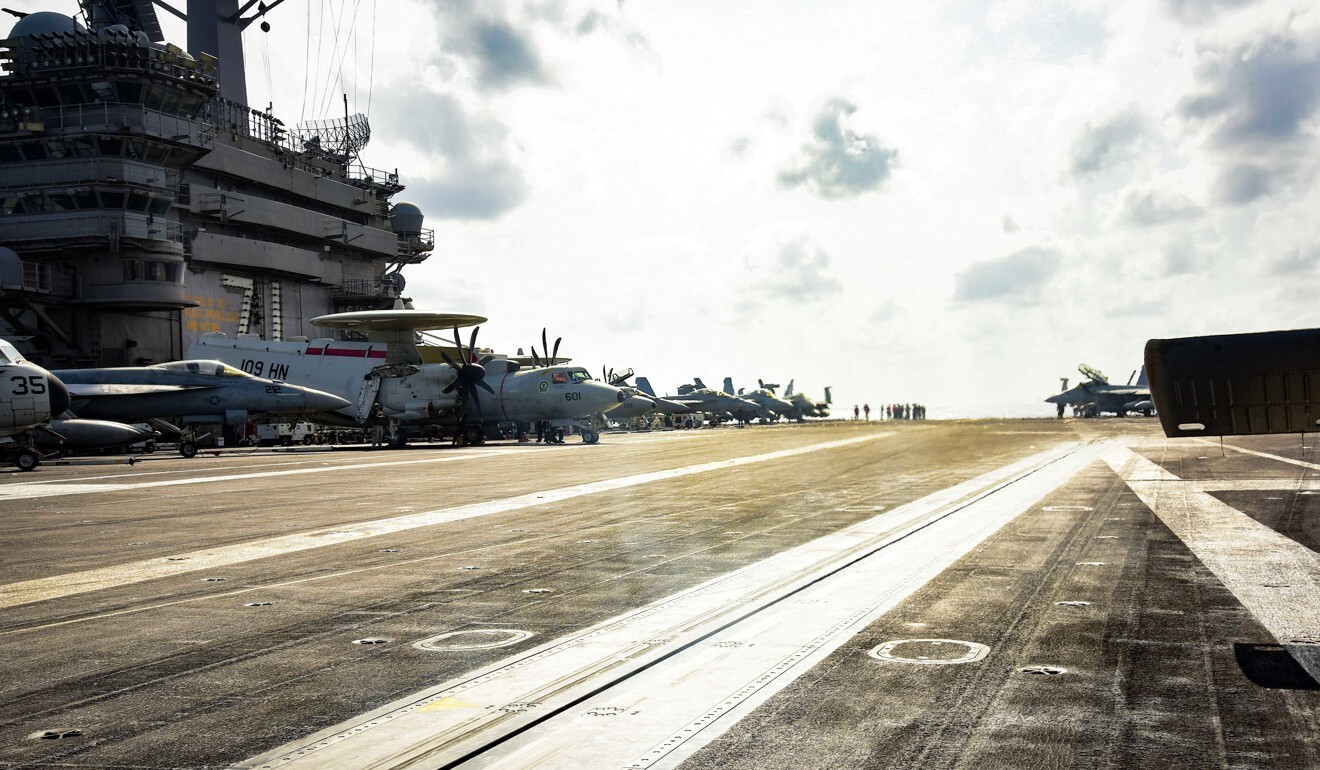 T me an rn carrier сша. Взлет с авианосцев США. Лиском Бэй авианосец. Самолёты на палубе авианосца.