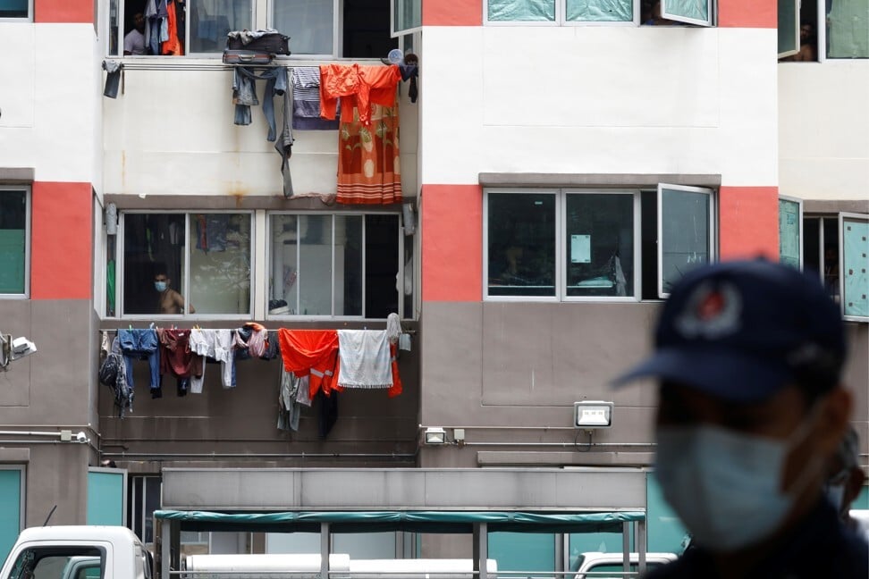 Lavoratori emigrati a Singapore ed il cluster endogeno di COVID-19