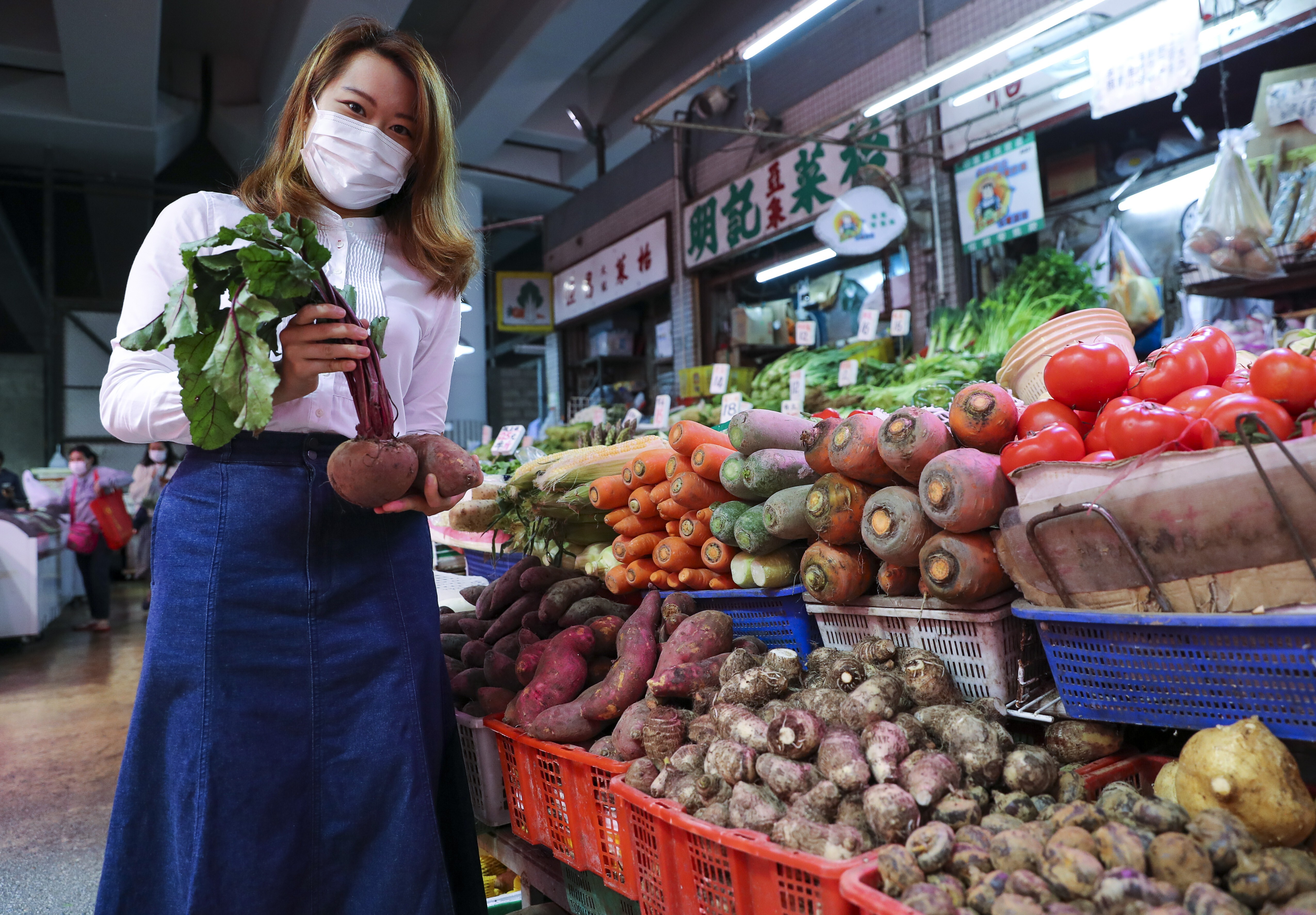 Registered dietitian Joyce Chan at Lai Wan market in Mei Foo, Hong Kong. She shares her tips on what we should be putting in our shopping trolleys to stay healthy. Photo: Edmond So