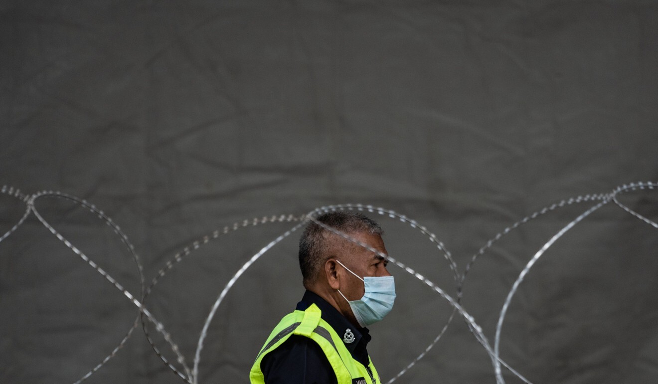 A member of the Royal Malaysia Police wears a face mask on duty. Photo: AFP
