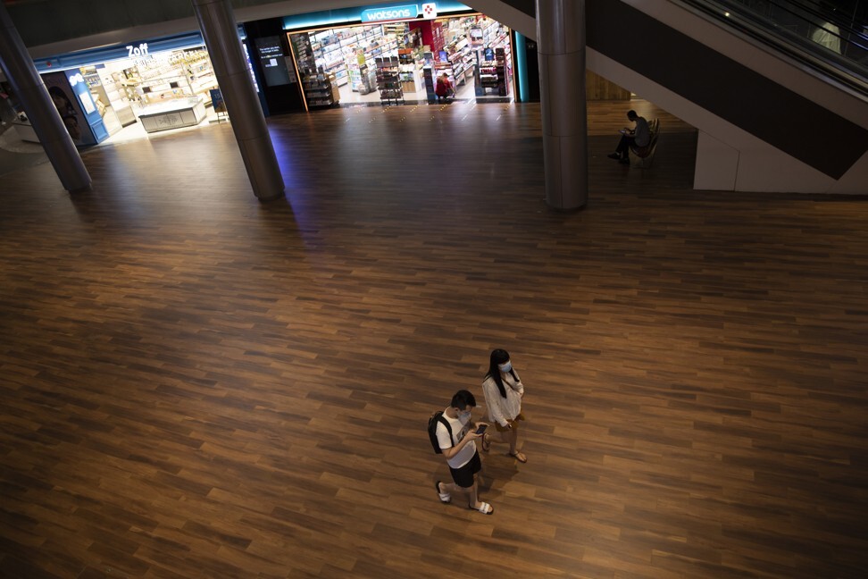 People wearing masks walk in an empty shopping mall in Singapore on April 7, 2020. Photo: EPA-EFE