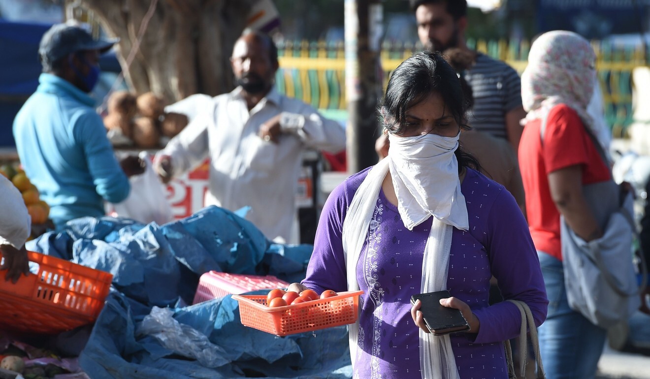 People wearing makeshift face covering panic buy vegetables on Wednesday following a decision to seal virus ‘hotspots’ in Uttar Pradesh. Photo: AFP
