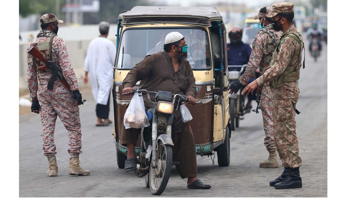 Pakistani soldiers man a roadside checkpoint during a complete lockdown of the Sindh province, in Karachi. Photo: EPA-EFE