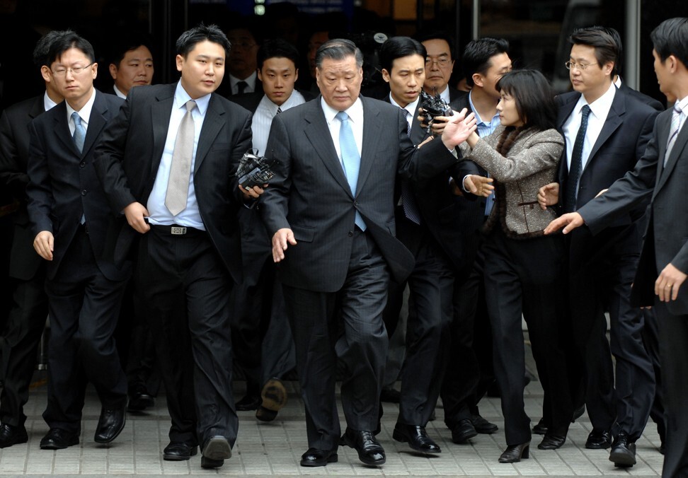 Hyundai Motor chief Chung Mong-koo walks out of a courtroom after his sentencing trial at the Seoul Central District Court in February 2007. Photo: AFP