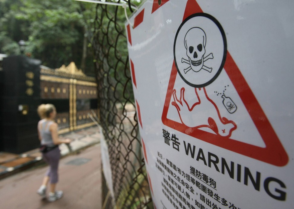 Posters warning that dog poison was found on Hong Kong’s Bowen Road, a popular trail for runners and dog walkers, in October 2007. Photo: AFP