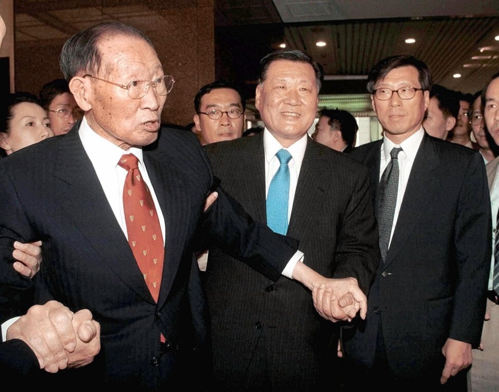 Hyundai Group founder Chung Ju-yung (left) and his sons, Hyundai Motor chairman Chung Mong-koo (centre) and Hyundai Group chairman Chung Mong-hun, at the group headquarters in Seoul in May 2000. Photo: AFP