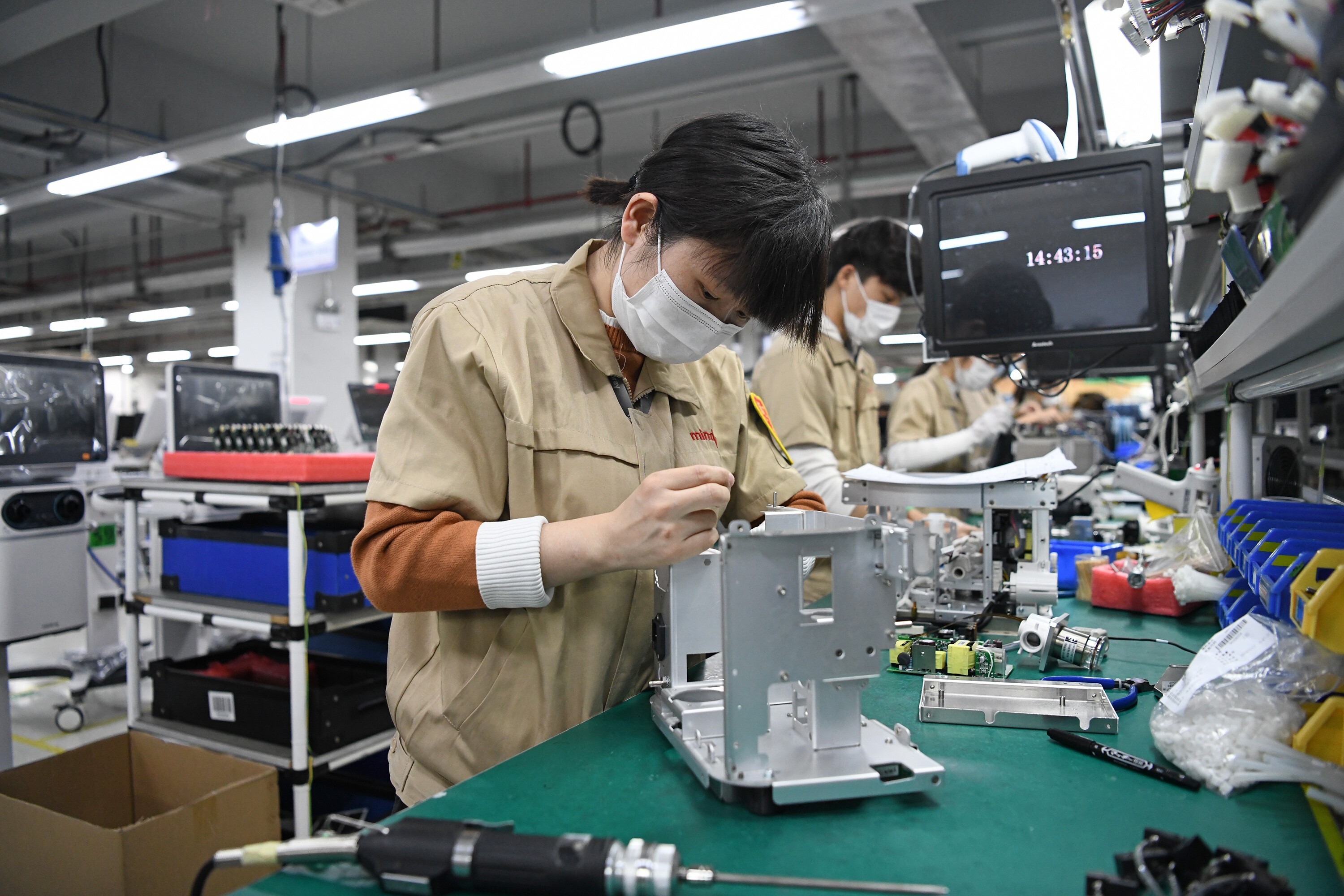 Employees produce ventilators at a company in Shenzhen, in South China's Guangdong Province, March 31, 2020. Photo: Xinhua