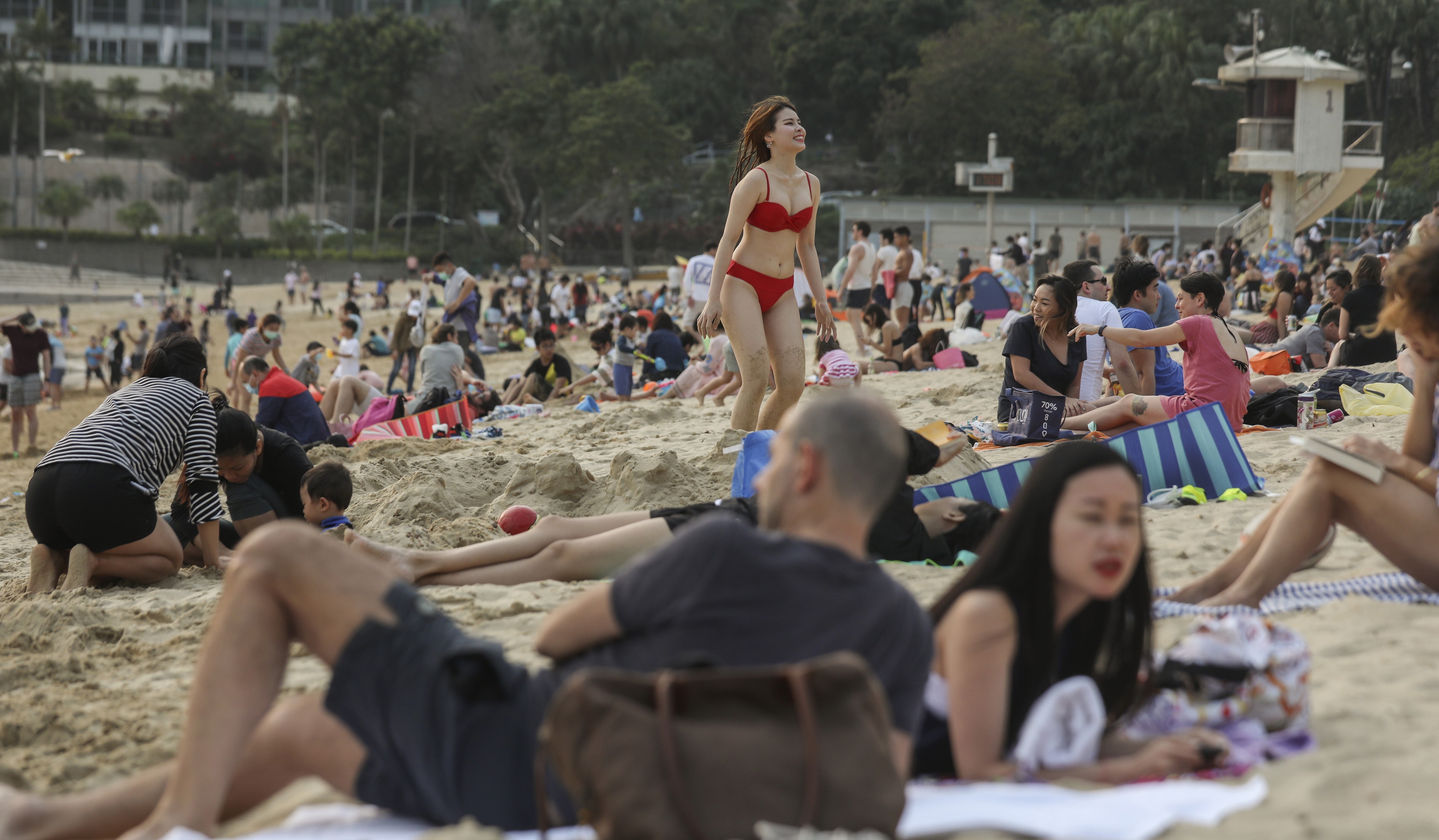People pack Repulse Bay Beach on the first day of the long Easter weekend. Photo: Xiaomei Chen