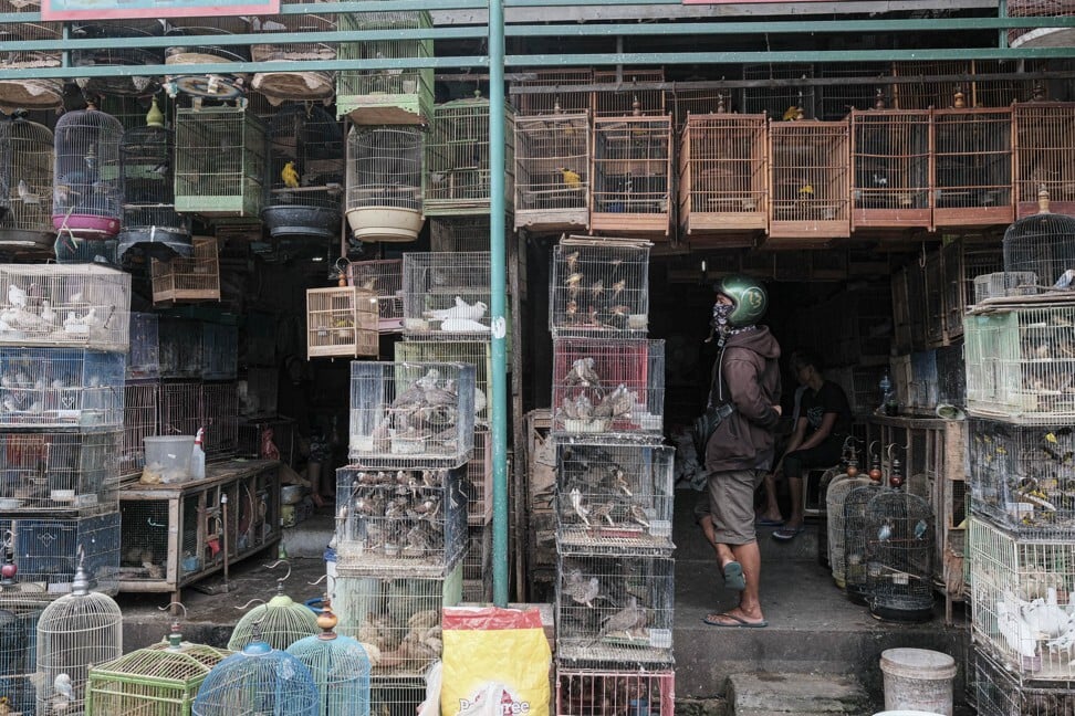 A customer wears a protective mask as he visits Satria Market in Denpasar. Photo: Agoes Rudianto