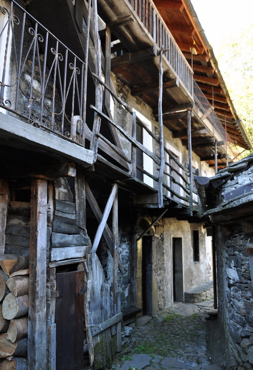 Abandoned cottages in Sostila.