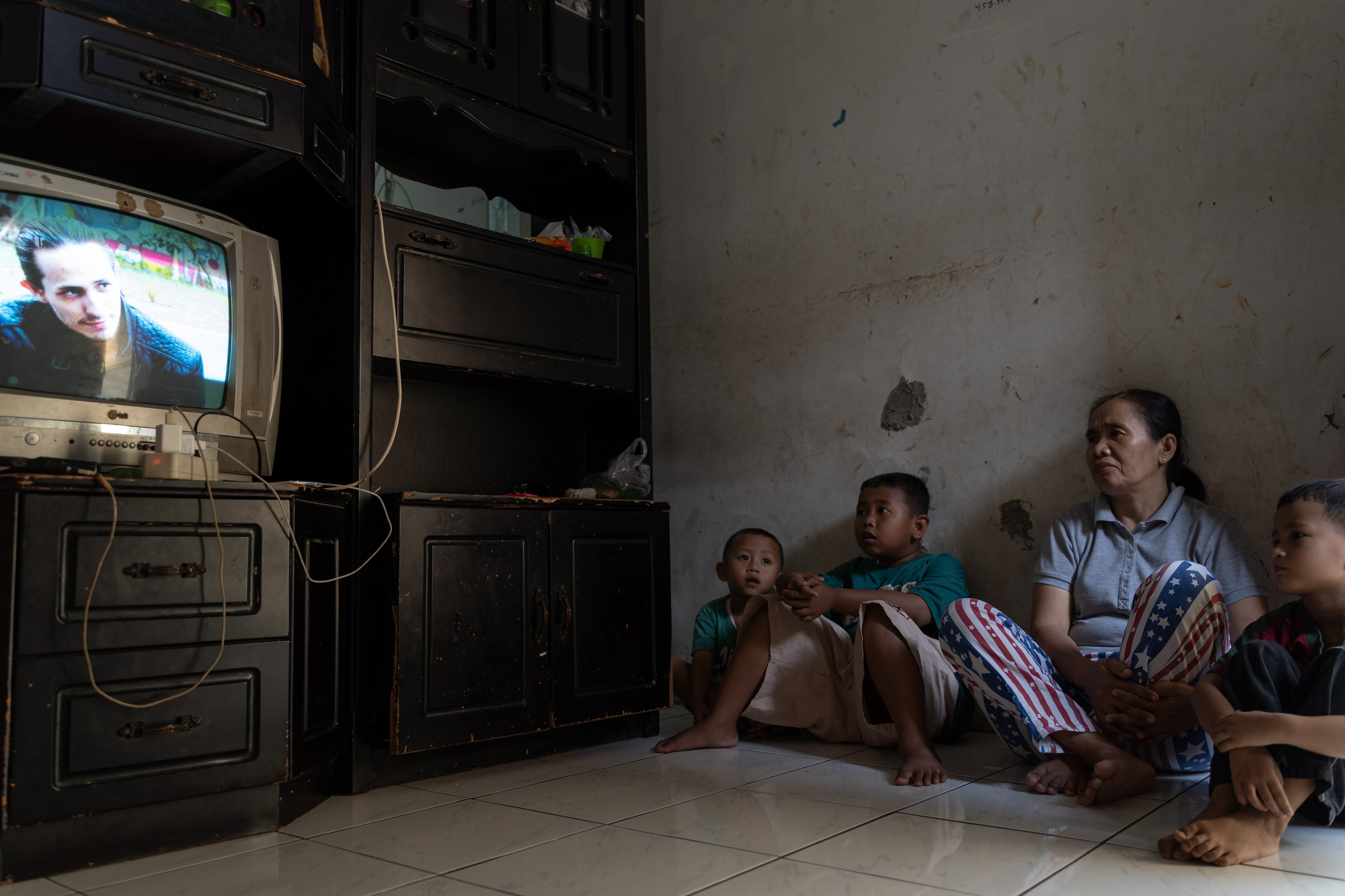 A family at home in West Jakarta, Indonesia, watch a sinetron TV show. Photo: Thomas Cristofoletti / Ruom