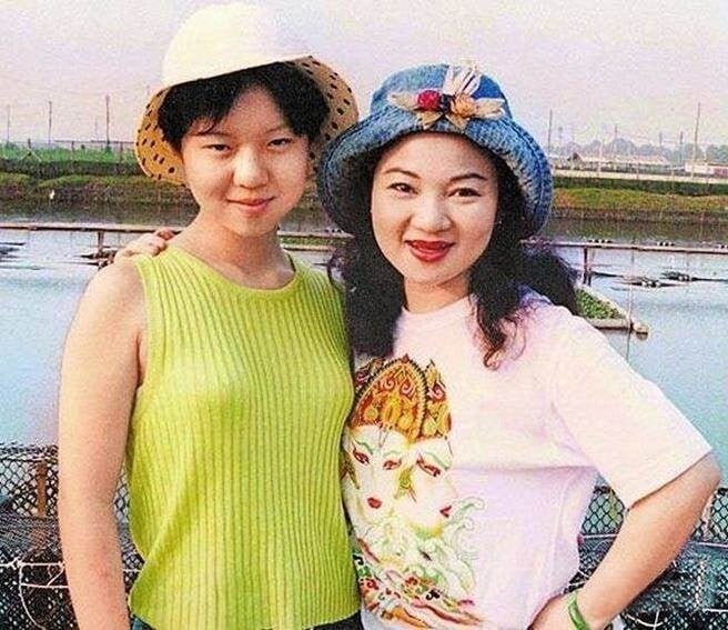 Pai Hsiao-yen (left) with her mother, popular TV entertainer Pai Bing-bing. The teenager was kidnapped and murdered in 1997 in Taiwan.